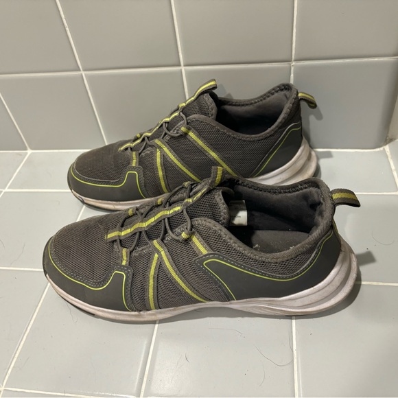 Athletic Works Boys Size 6 Gray And Yellow Slip On Sneakers - Picture 2 of 5